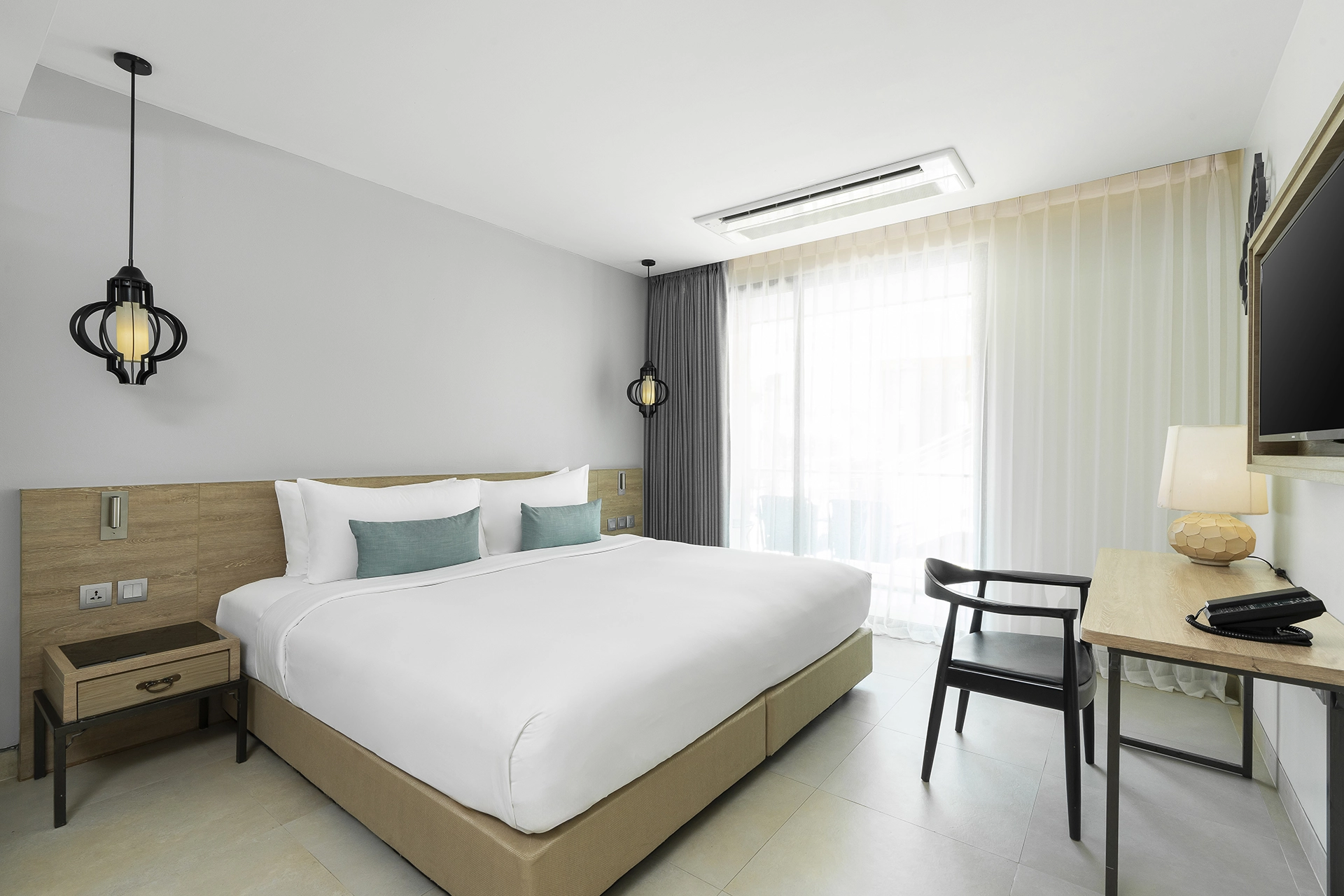 deluxe-room-king-bed-natural-light-patong