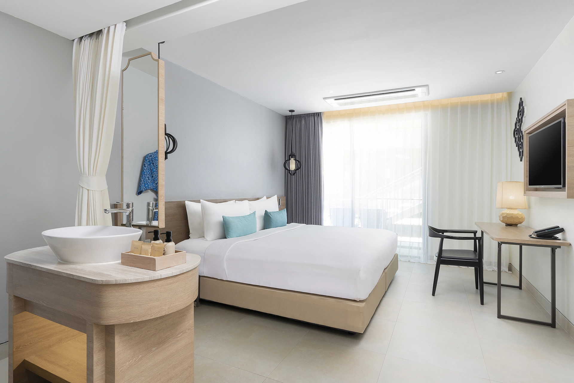 deluxe-room-open-layout-king-bed-patong