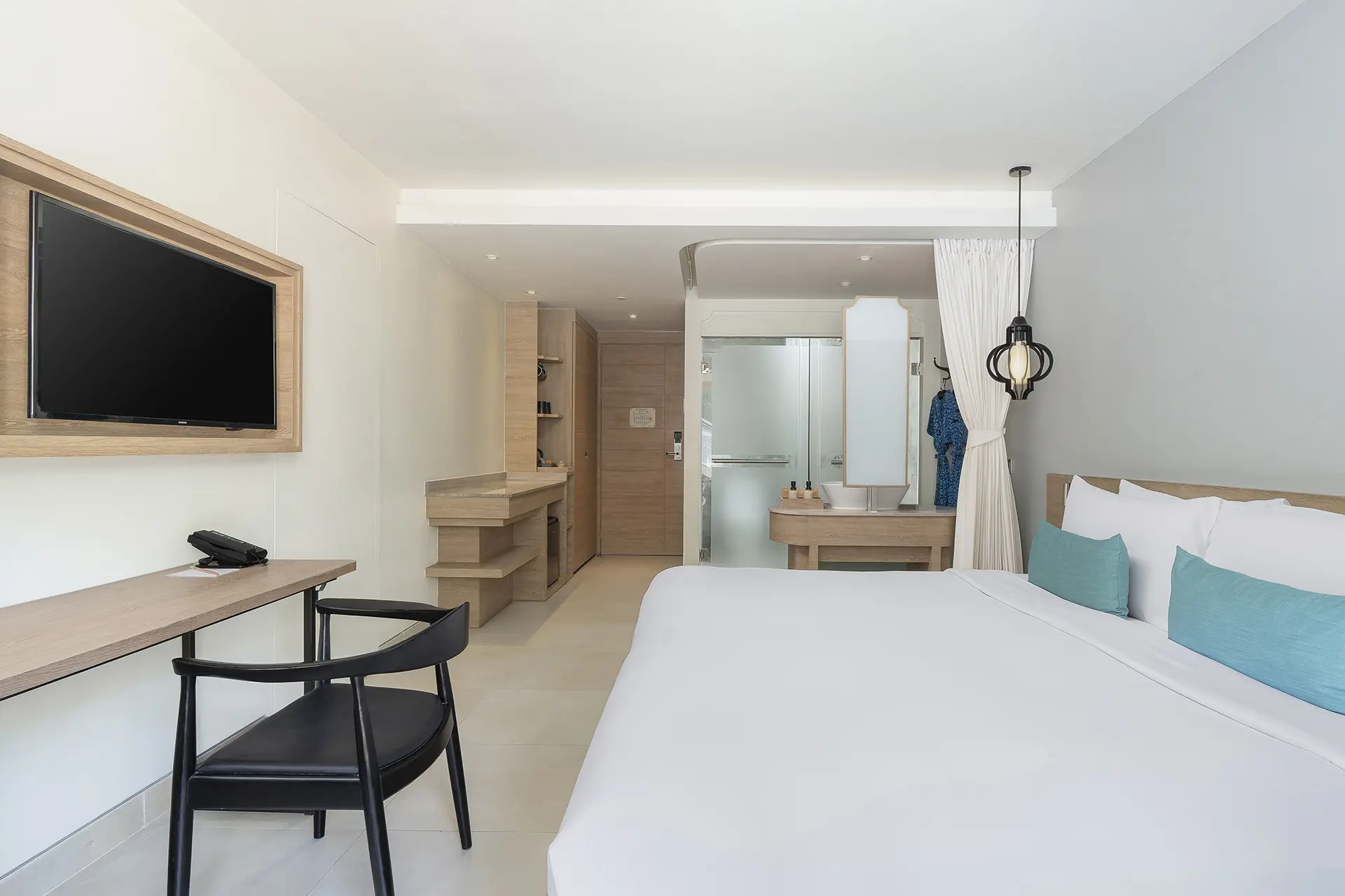 deluxe-room-work-desk-lcd-tv-patong