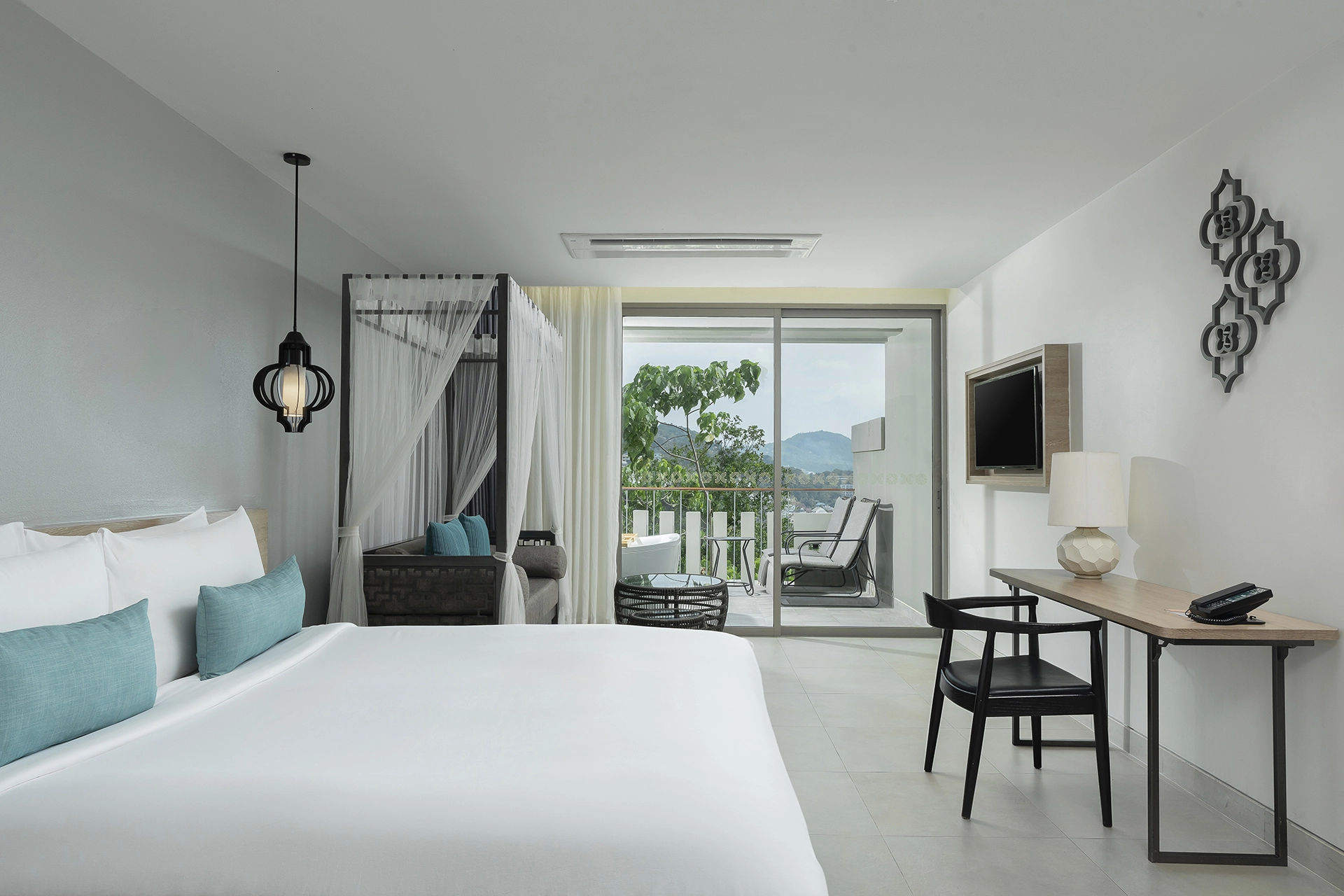 grande-deluxe-jacuzzi-king-bed-terrace-flow