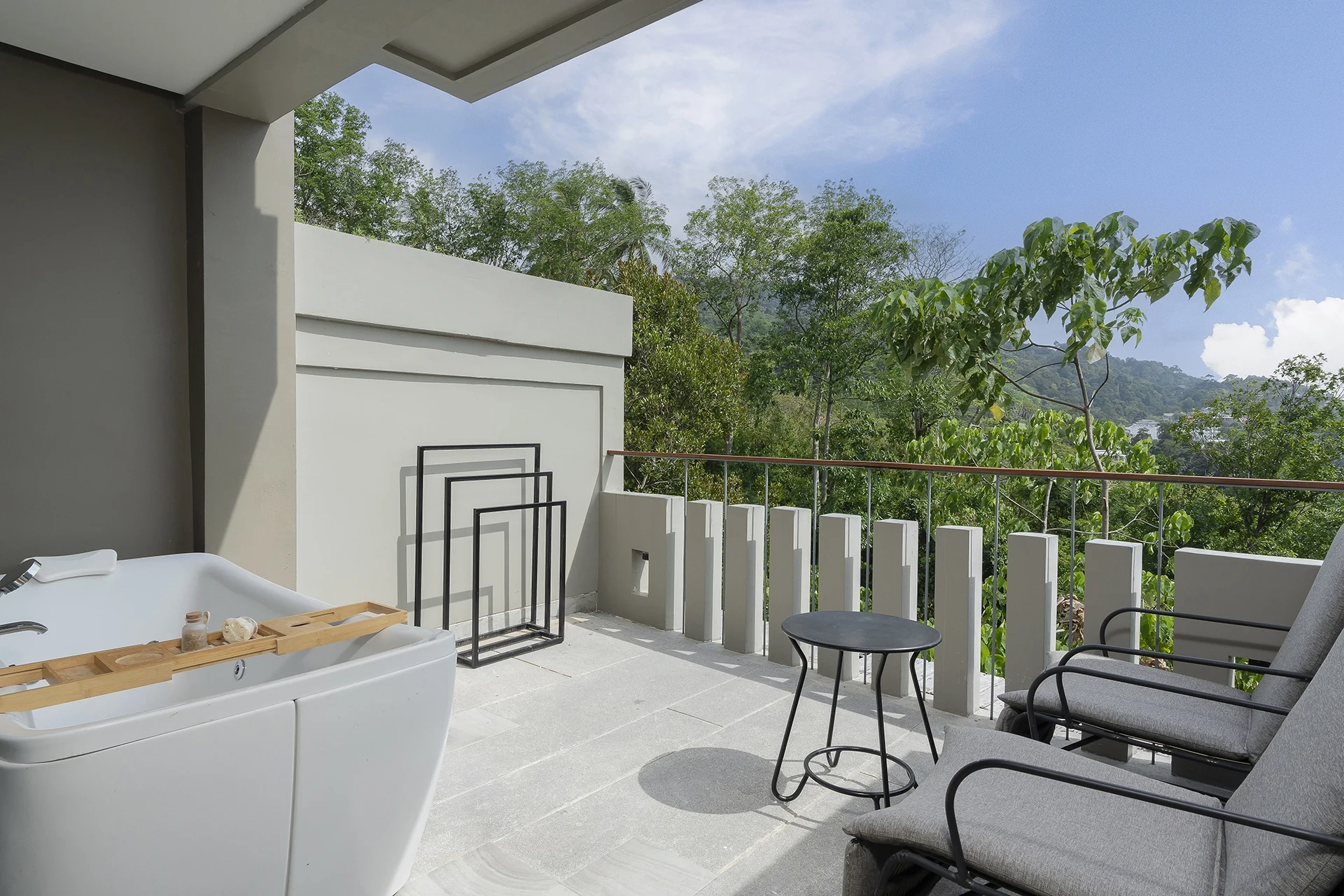 grande-deluxe-jacuzzi-outdoor-haven-patong